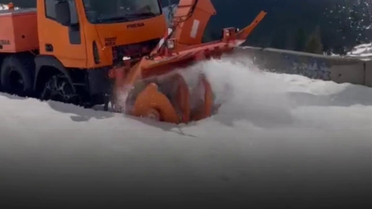 interventii de deszapezire pe transalpina pentru reluarea circulatiei rutiere