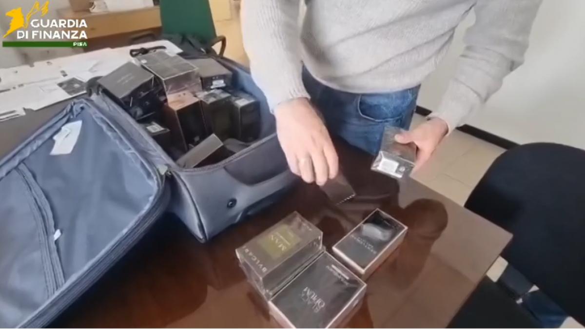 niste romani cumparau bilete de avion ieftine in italia ca sa poata intra in duty free si sa fure parfumuri