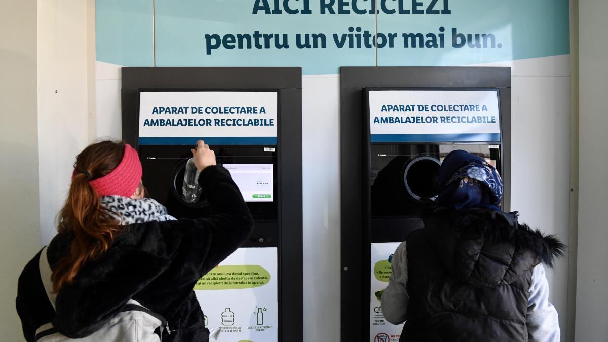 doua persoane care folosesc sistemul de Garantie-Returnare