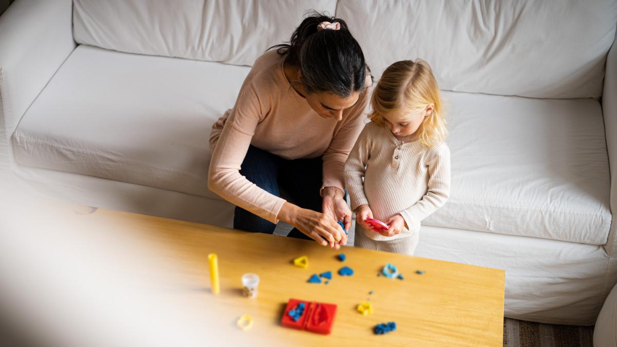 Cât câștigă o bonă în România? Salariile au explodat în ultimul an. Tot mai mulți părinți aleg să angajeze o filipineză