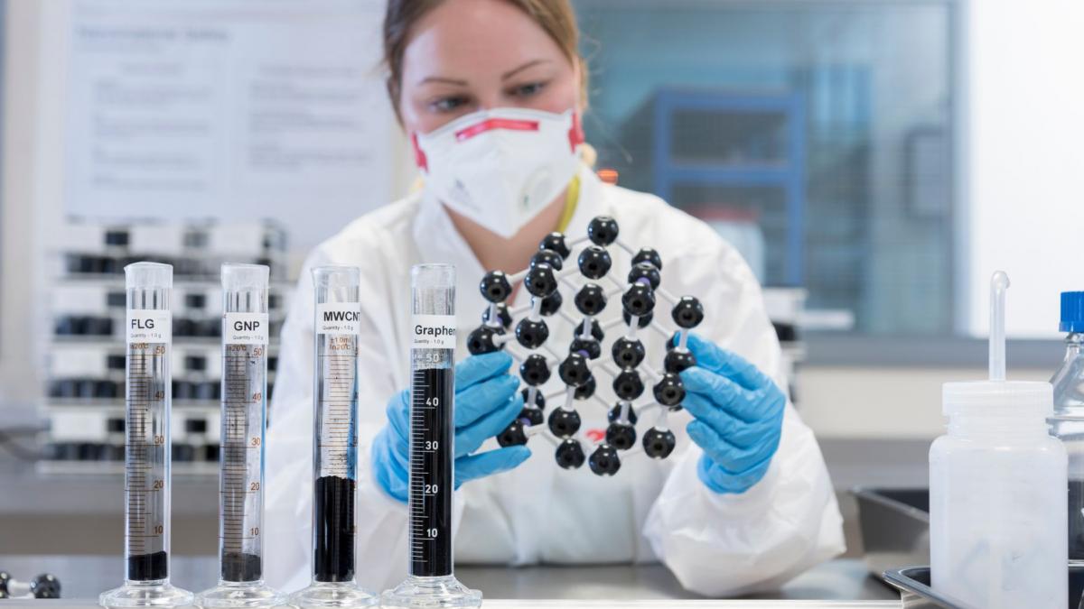 cercetatoare laborator care studiaza grafenul