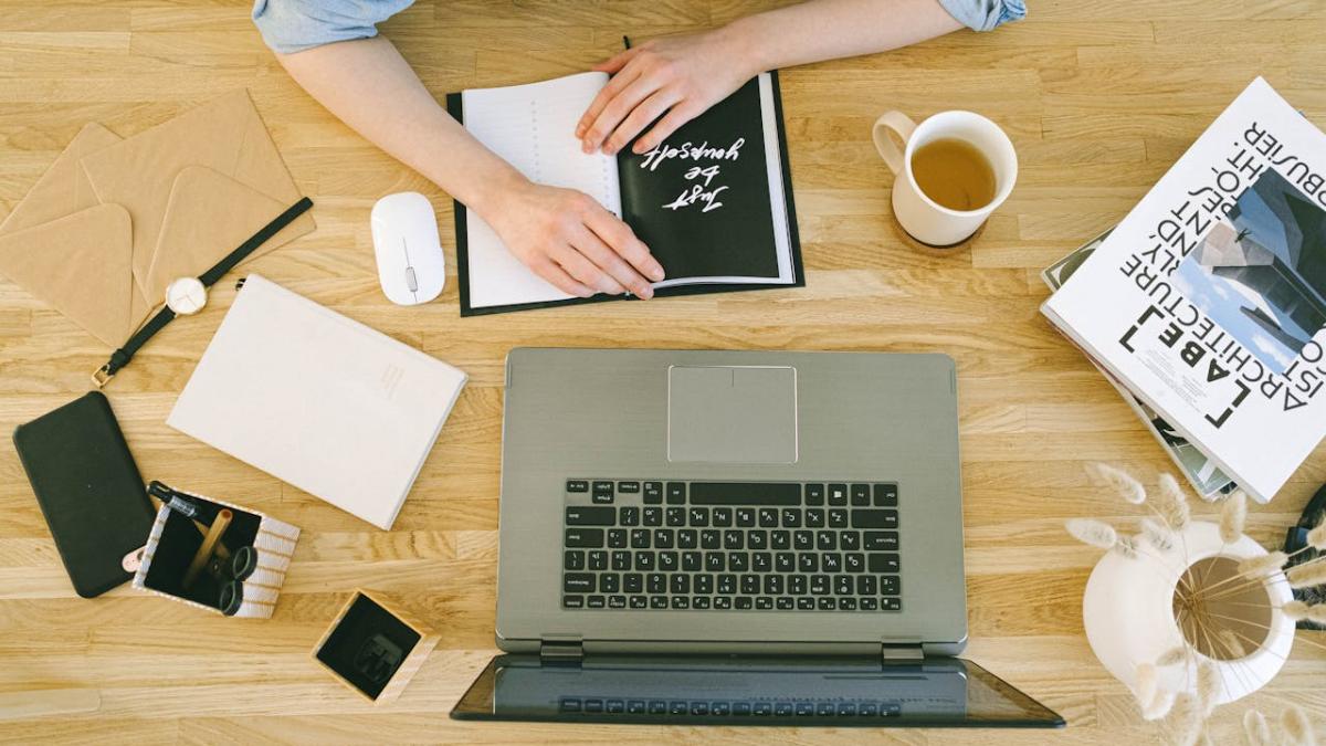 tânăr antreprenor la laptop