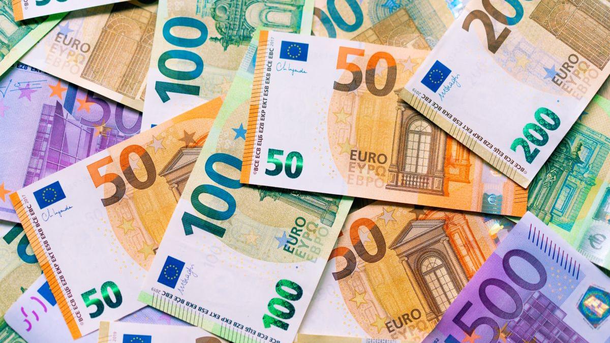 merita sa tii banii la saltea in caz de criza ministru polonez facem asta deja o alta tara ue le cere cetatenilor sa faca rezerve