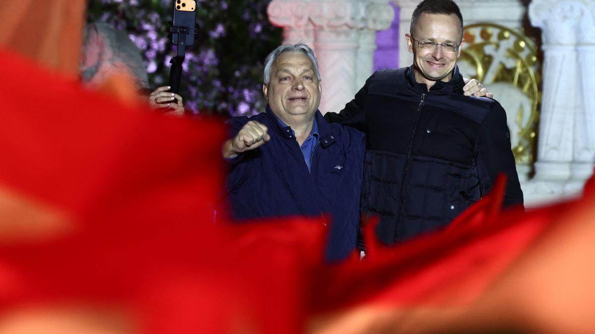 Viktor Orban și Peter Szijjarto pe o scena