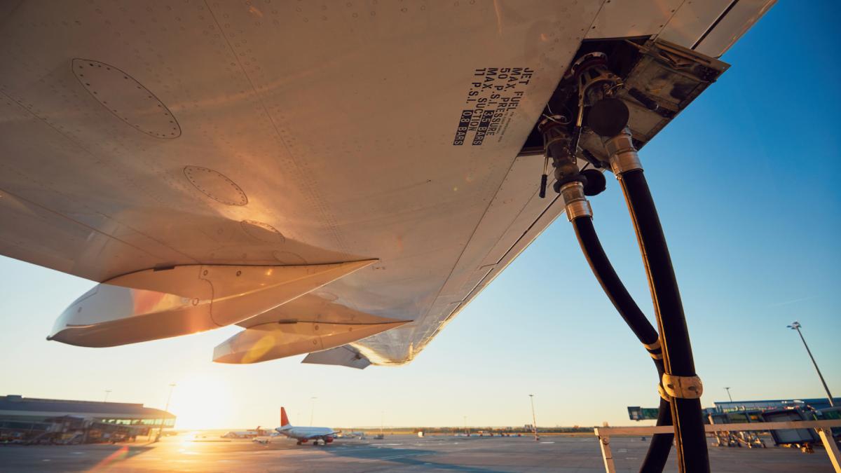 alimentare avion kerosen pista
