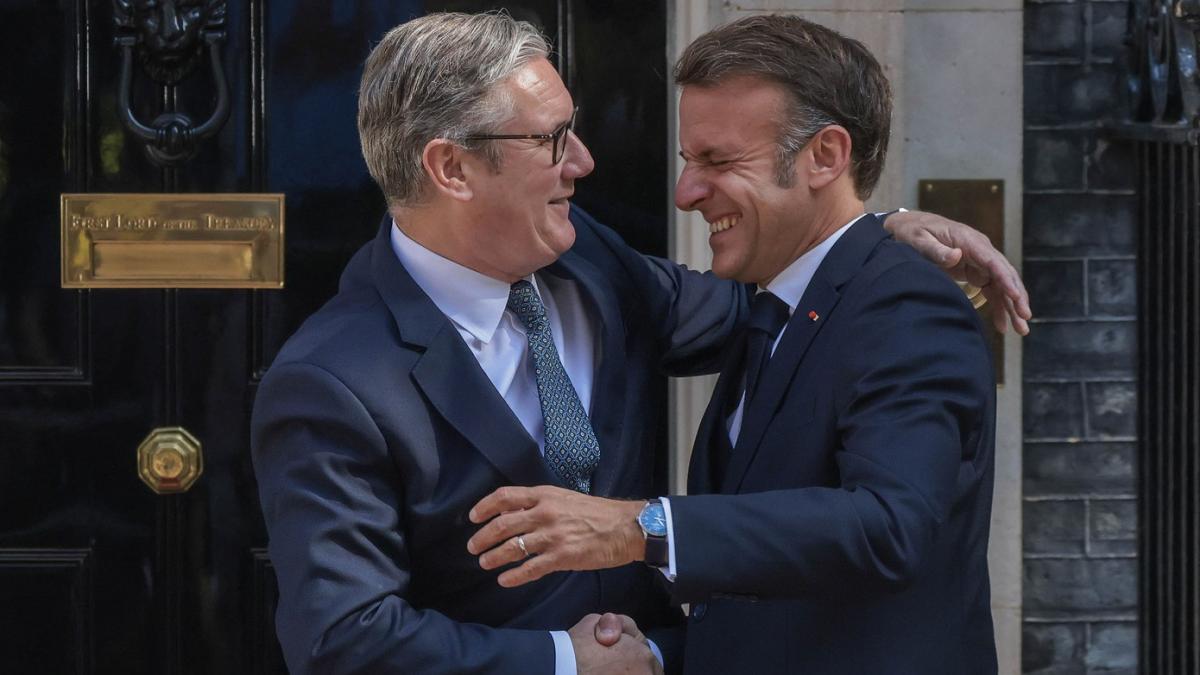 Kier Starmer și emmanuel macron se imbratiseaza si rad