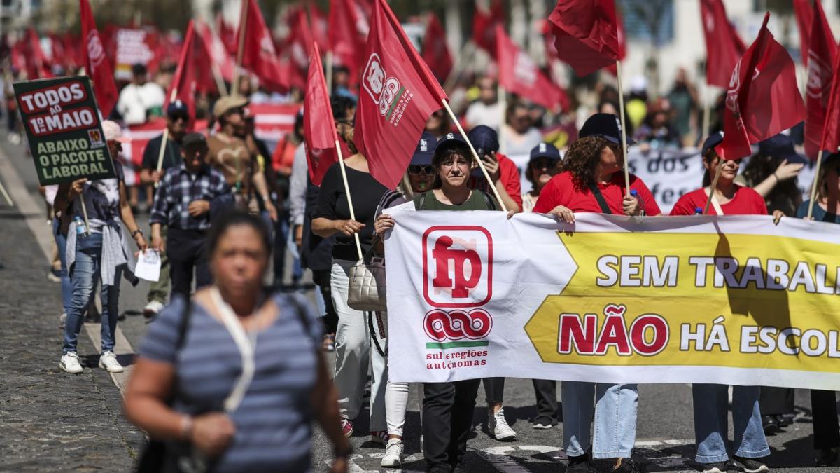 zeci de mii de portughezi au protestat la lisabona fata de reformele muncii planuite de guvern ameninta viitorul copiilor nostri