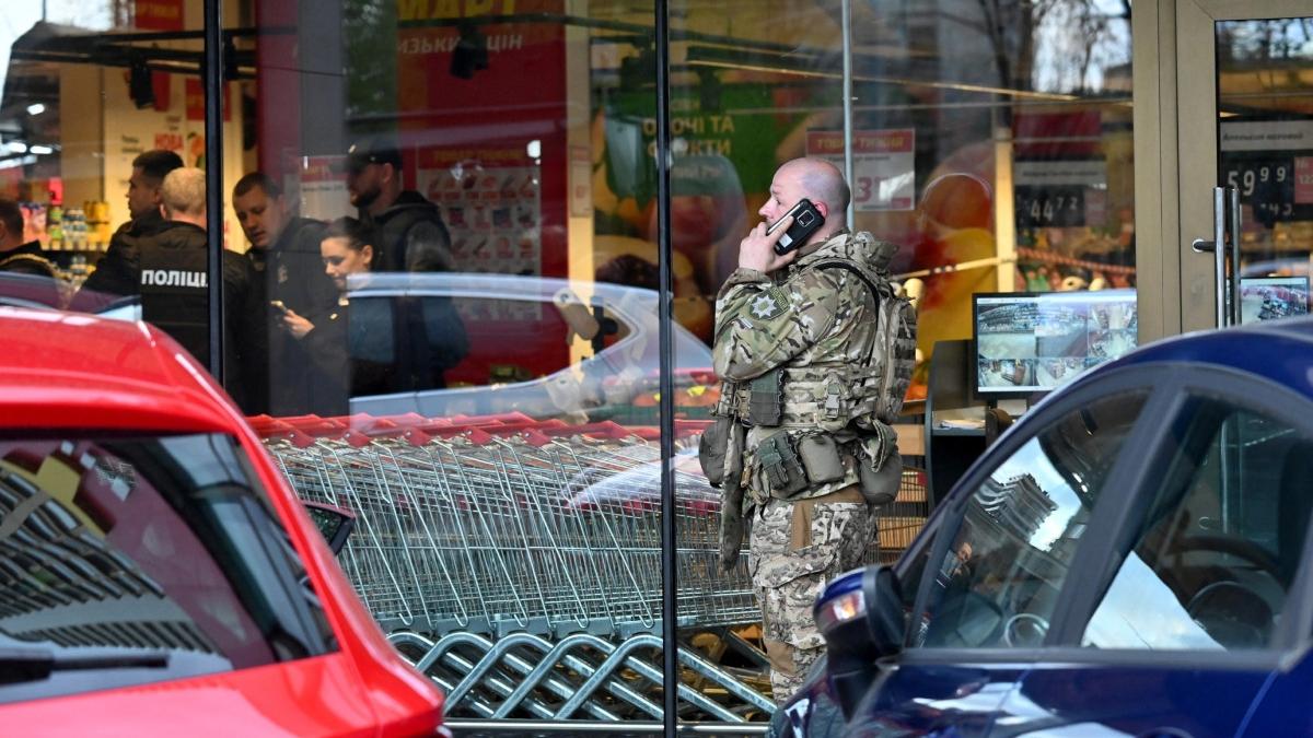 atac armat intr un supermarket din kiev cel putin sase persoane au murit noua sunt ranite autorul a fost ucis