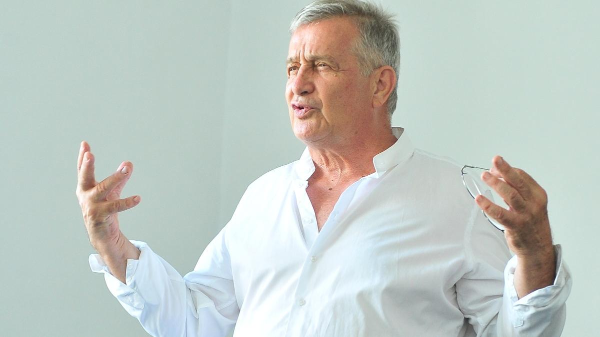 o casa din dolj a lui mircea dinescu a fost incendiata prejudiciu de circa 100 000 de euro politistii au deschis o ancheta