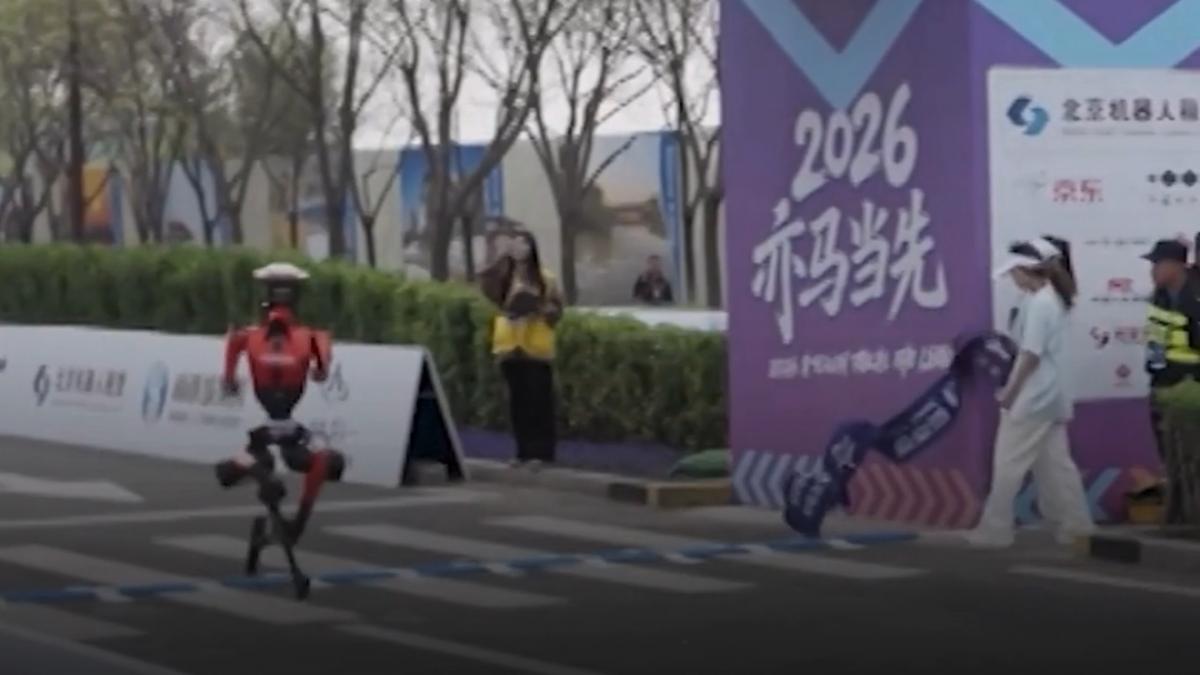 un robot umanoid a castigat un semimaraton la beijing depasind recordul uman detinut anterior de jacob kiplimo