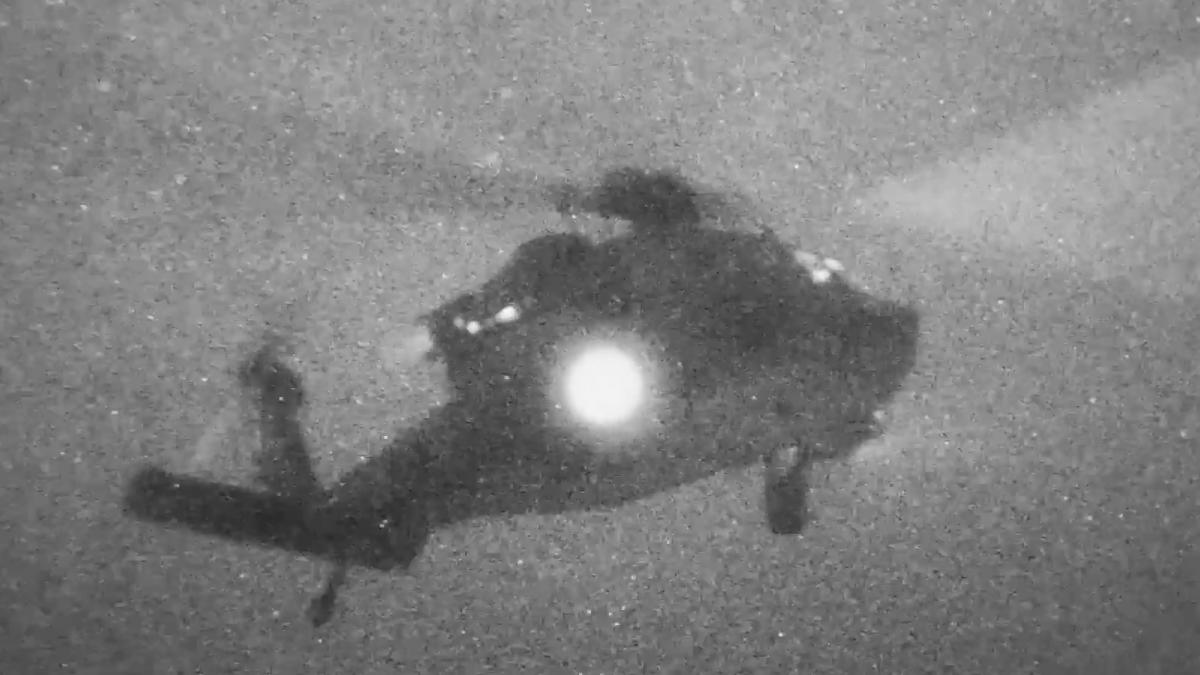 ce se intampla acum cu nava iraniana touska momentul in care puscasii marini coboara in rapel pe punte in timpul noptii