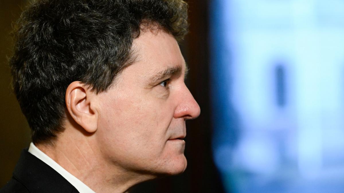 cum va rezolva matematicianul nicusor dan ecuatia imposibila bolojan psd problema celor trei corpuri varianta romaneasca