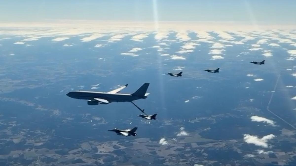 imagini cu avioanele f 16 ale romaniei la un exercitiu de realimentare in aer mapn consolidam capacitatea nato de reactie rapida