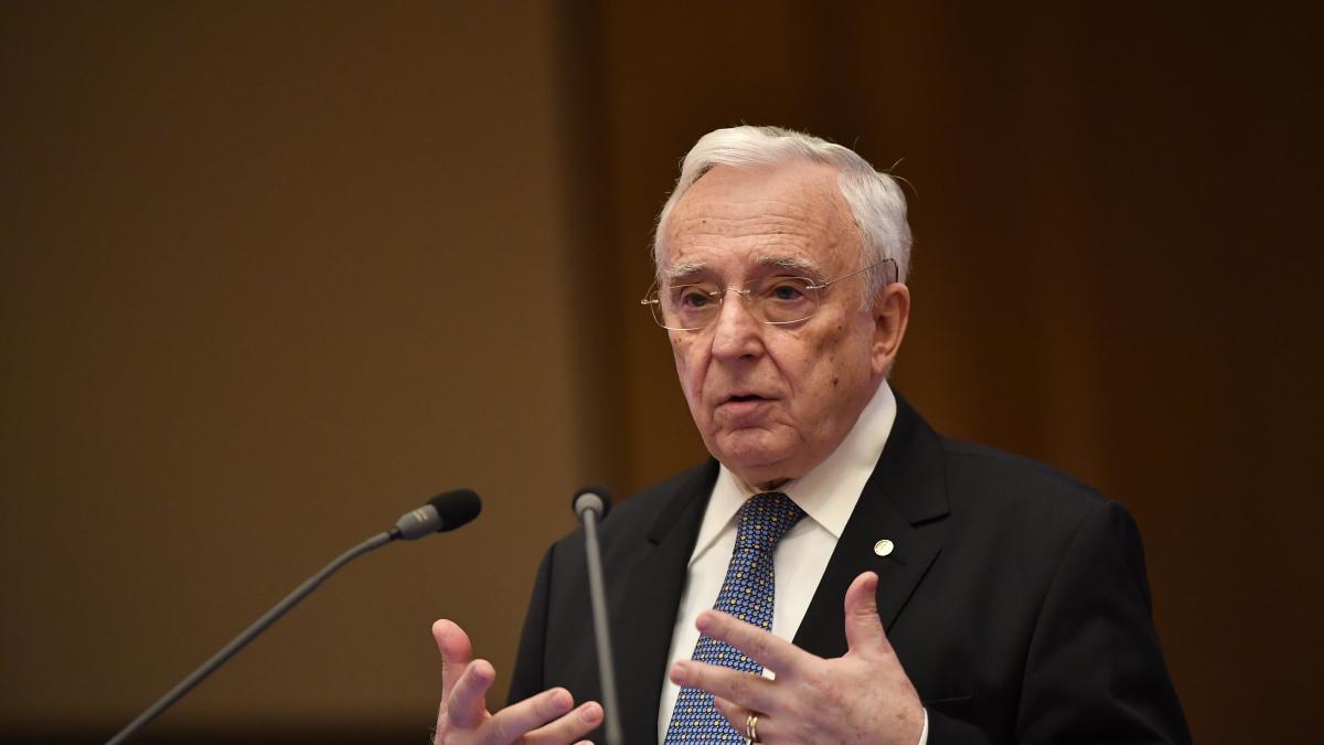 mugur isarescu oprirea sistemului de plati e parte din arsenalul razboiului hibrid de ce isi face guvernatorul bnr autocritica