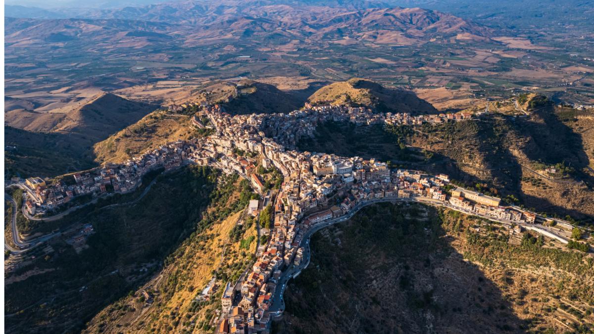 o scena din nasul s a filmat acolo apoi totul s a schimbat cum arata satul din italia unde de 50 de ani se imbulzesc turistii