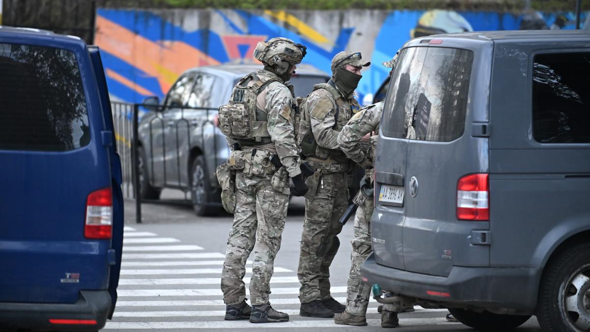 seful politiei din ucraina a demisionat dupa atacul armat din kiev doi politisti ar fi fugit de la magazinul unde au murit sase oameni