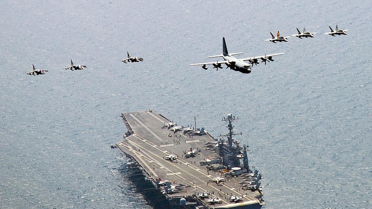 avioane militare survoleaza portavionul USS George Washington