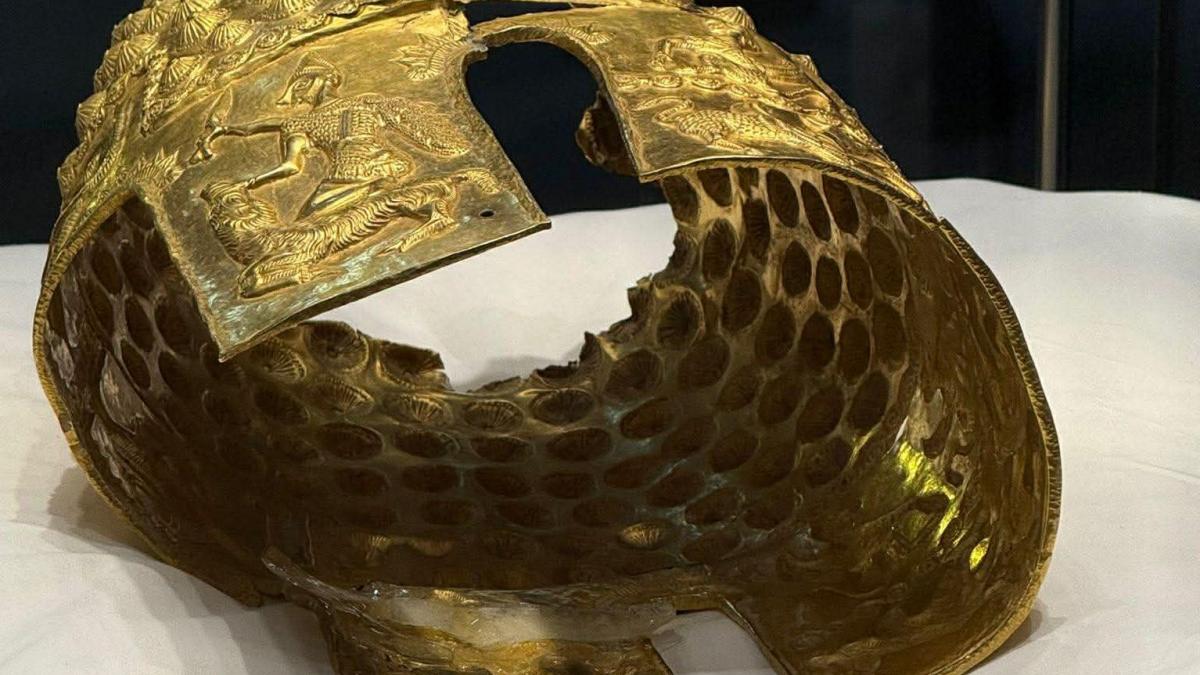 coiful dacic recuperat din olanda e spart directorul muzeului de istorie spune ca va fi restaurat