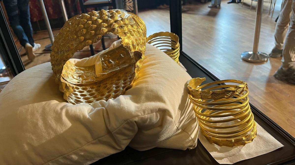 coiful de la cotofenesti si doua bratari dacice sunt aduse azi in romania si vor fi transportate sub paza la muzeul de istorie