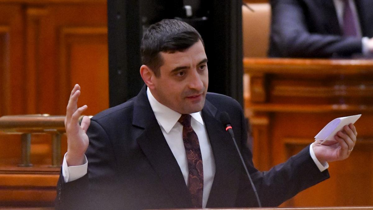 politician roman cu mainile in aer vorbind in parlament