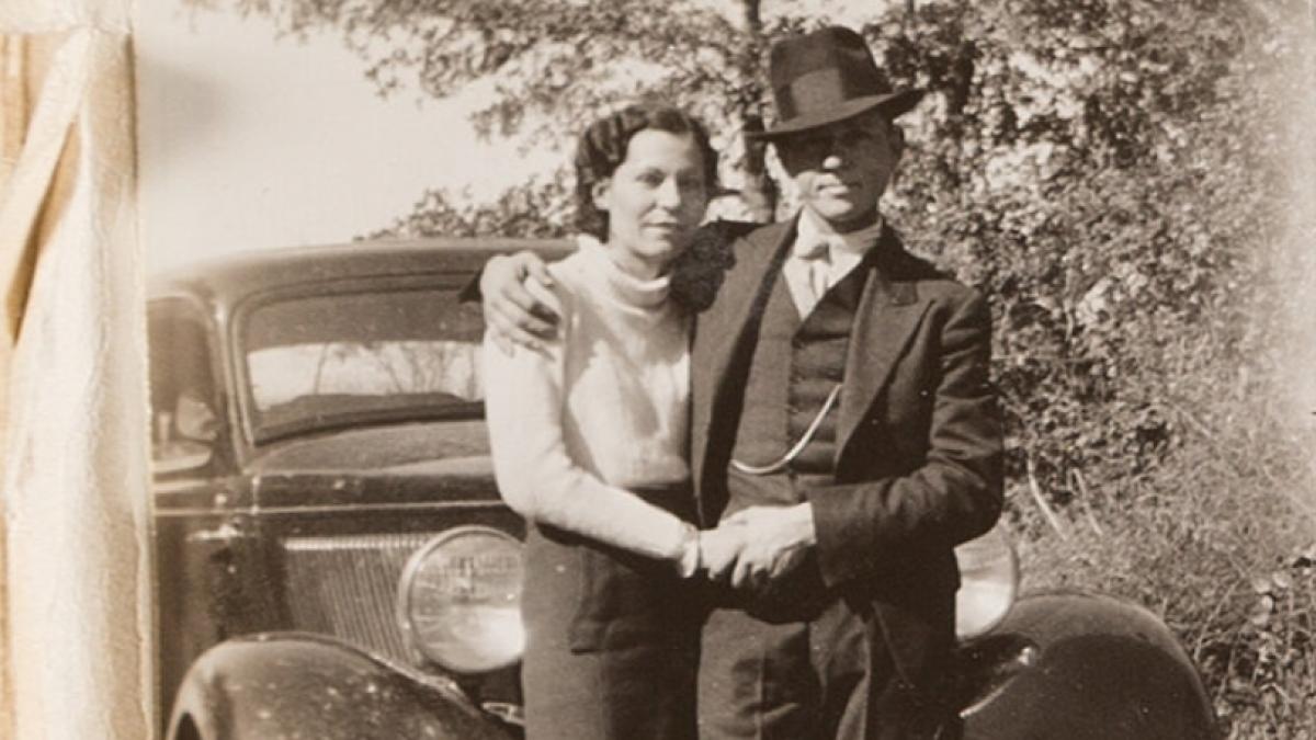 poezii inedite si suveniruri secrete ale legendarului cuplu de infractori bonnie si clyde vor fi scoase la licitatie