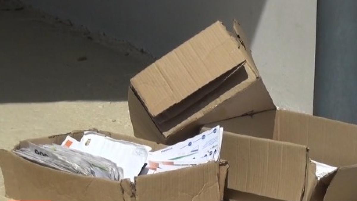 situatie revoltatoare in satul clocotici postasul lasa scrisorile si facturile nesupravegheate intr un loc improvizat
