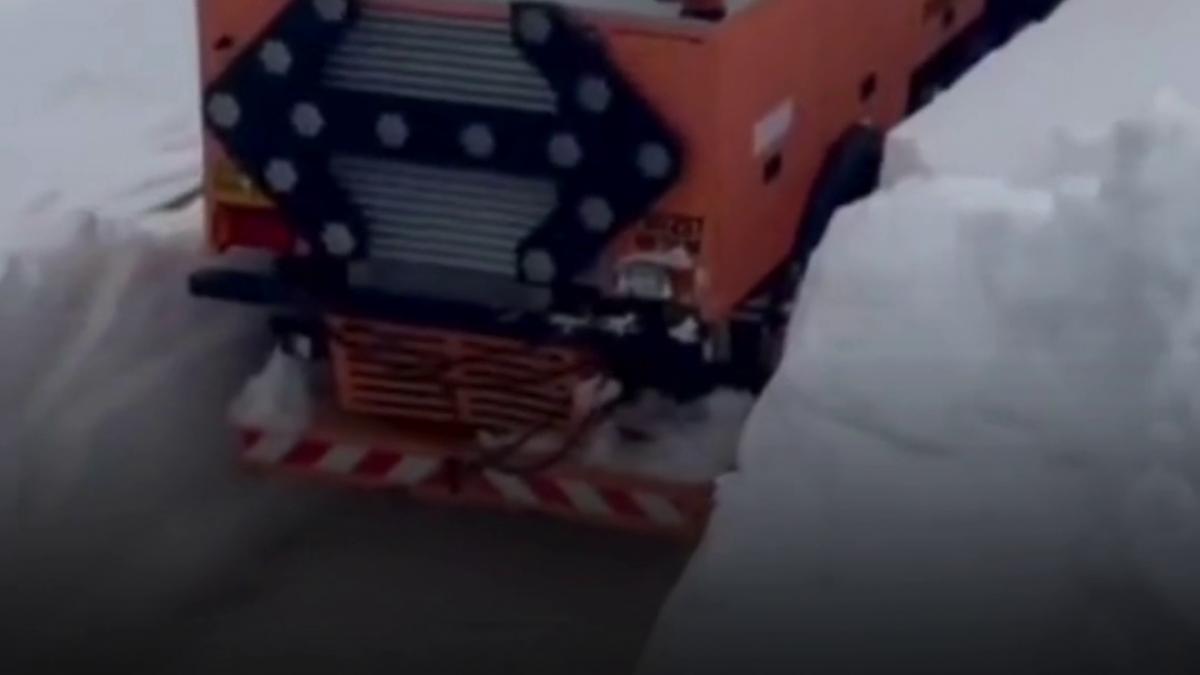 strat de zapada urias inalt cat utilajul de deszapezire pe transalpina