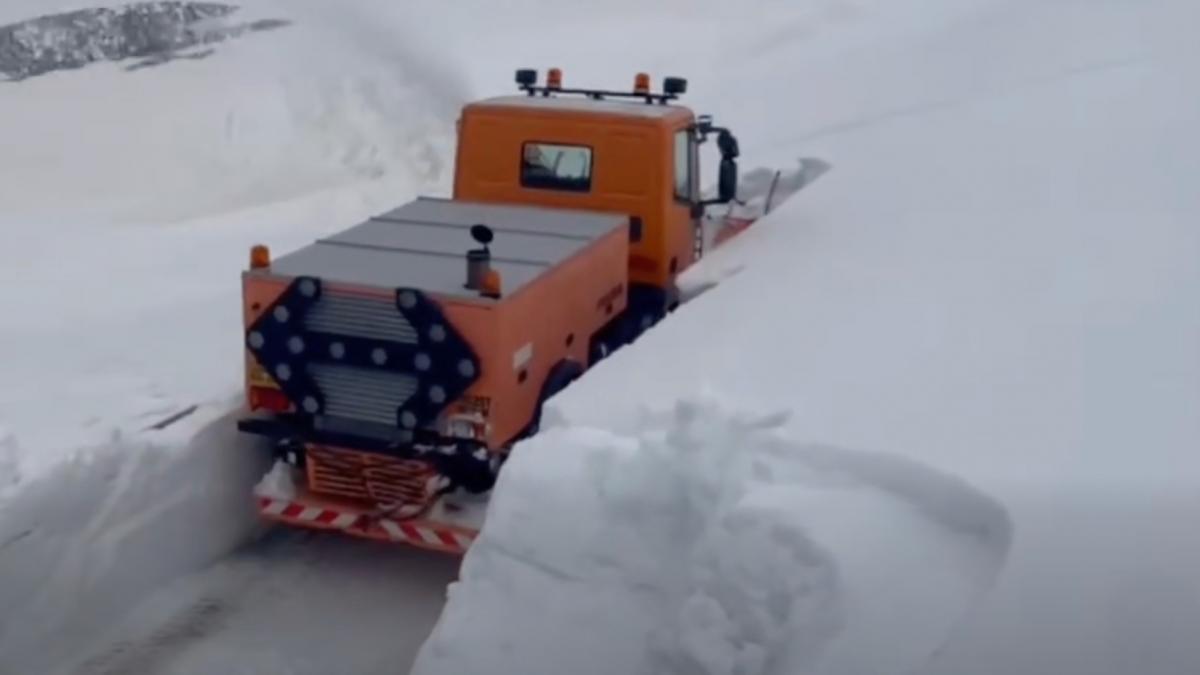 strat de zapada urias inalt cat utilajul de deszapezire pe transalpina imagini surprinse azi arata cat a nins in toiul primaverii