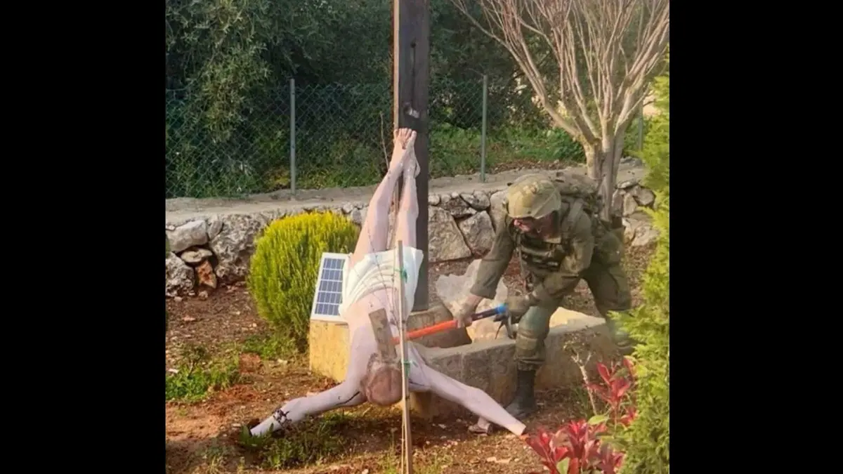 un soldat israelian filmat in timp ce dadea cu barosul intr o statuie a lui iisus ce pedeapsa i au dat superiorii sai militari