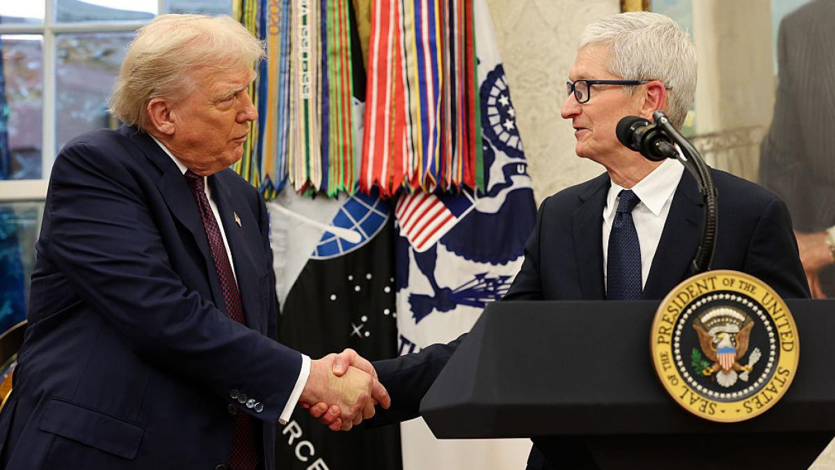 donald trump dezvaluiri despre tim cook am fost foarte impresionat de mine insumi cand m a sunat seful apple sa ma pupe in fund