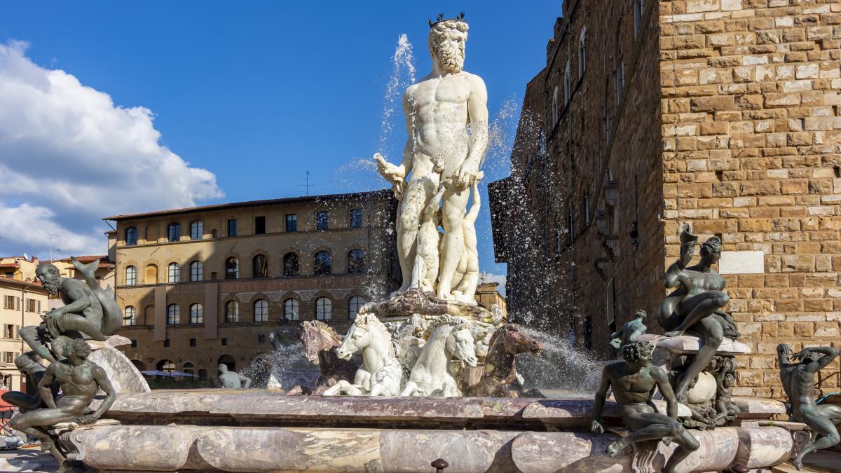 o femeie s a catarat pe statuia lui neptun din centrul florentei si a incercat sa ii atinga zonele intime i a provocat daune