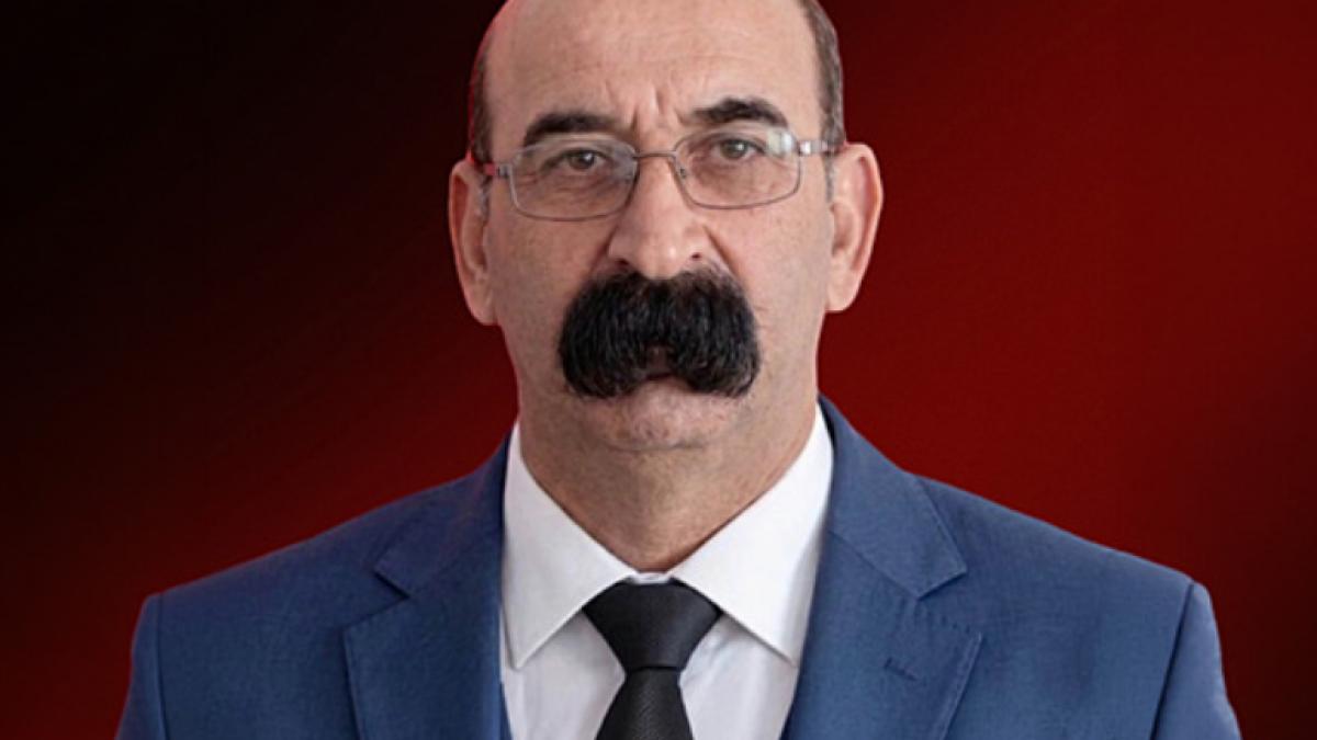 politicianul din turcia care a devenit viral datorita aspectului este o fata pe mustata aia