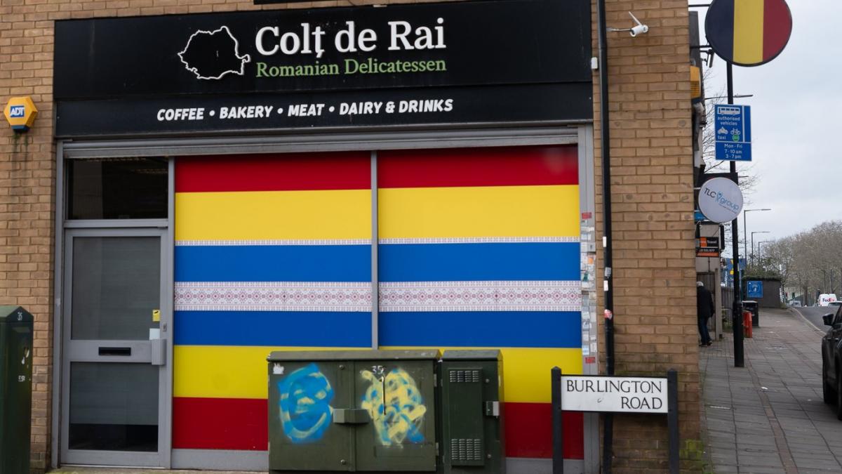 un magazin romanesc in marea britanie, colorat in culorile tricolorului