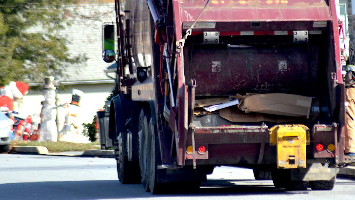 masina de gunoi pe strada