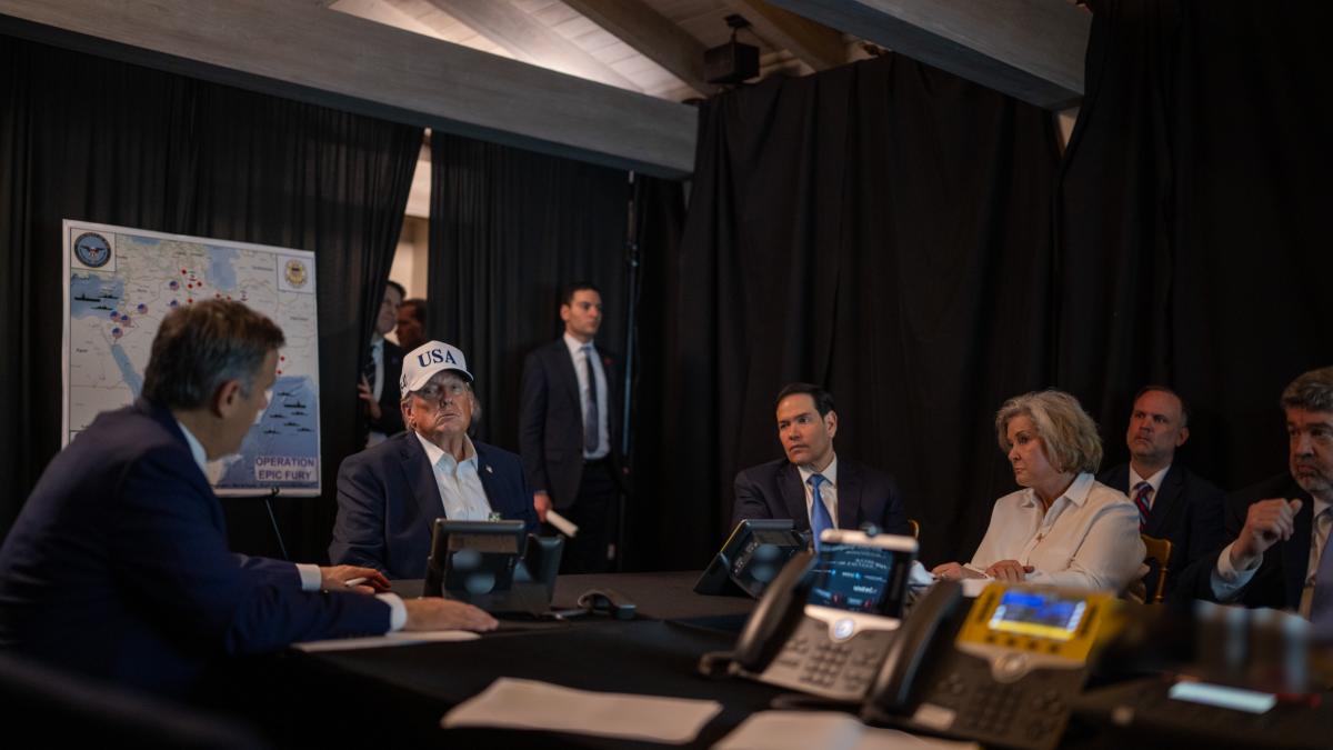 wsj donald trump a facut o criza de nervi si a fost scos din situation room a tipat la consilieri ore intregi