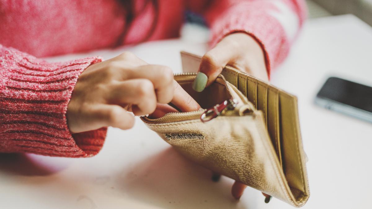 banca ar trebui sa creasca dobanzile nu sa le reduca pentru a tine sub control inflatia avertizeaza un economist de top