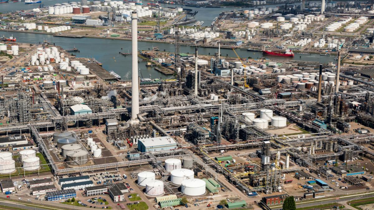 cea mai mare rafinarie din europa a crescut productia de combustibil pentru avioane pana la nivelul maxim ce tari aprovizioneaza