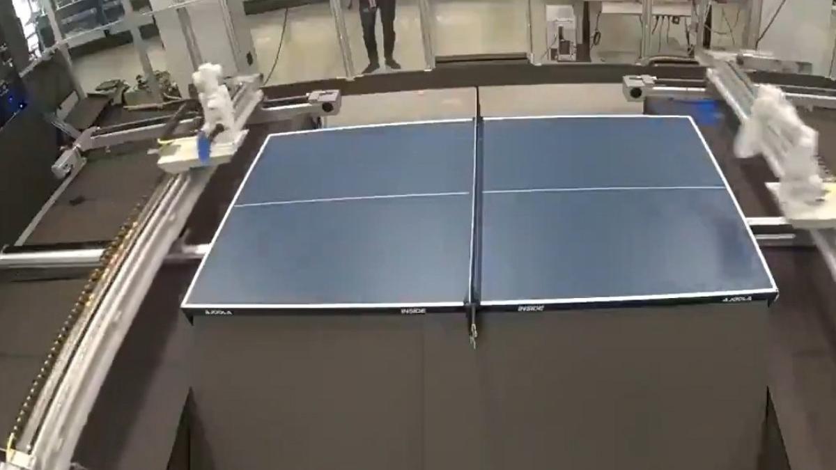 inginerii au dezvoltat un robot capabil sa i invinga pe jucatorii de elita la tenis de masa