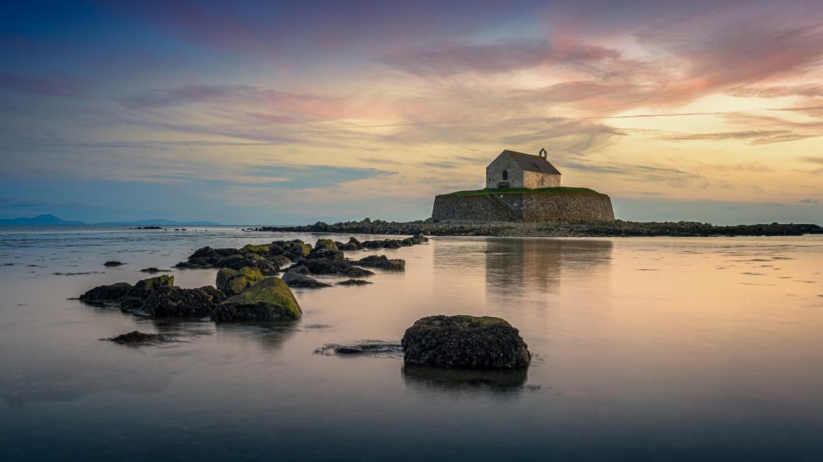 insula unde nuntile se fac contra cronometru iar drumul de acces apare si dispare cum arata si unde este mica biserica din mare