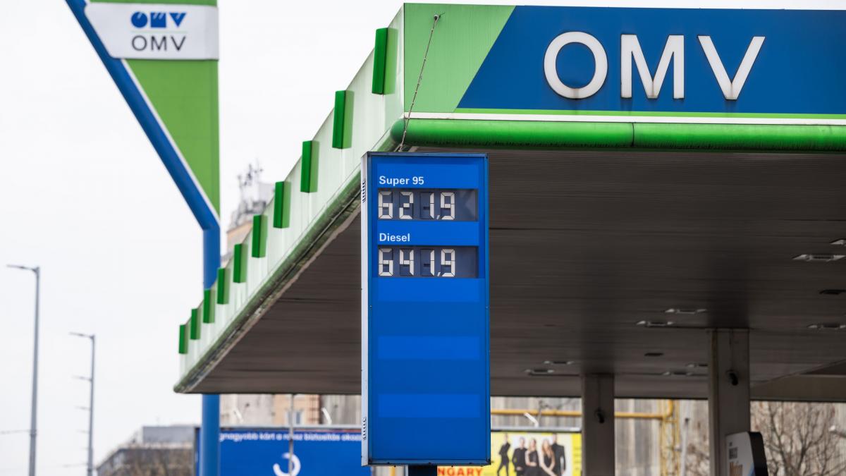 nu se mai gaseste benzina la unele statii petrom motivul s a ieftinit si romanii s au inghesuit la pompe