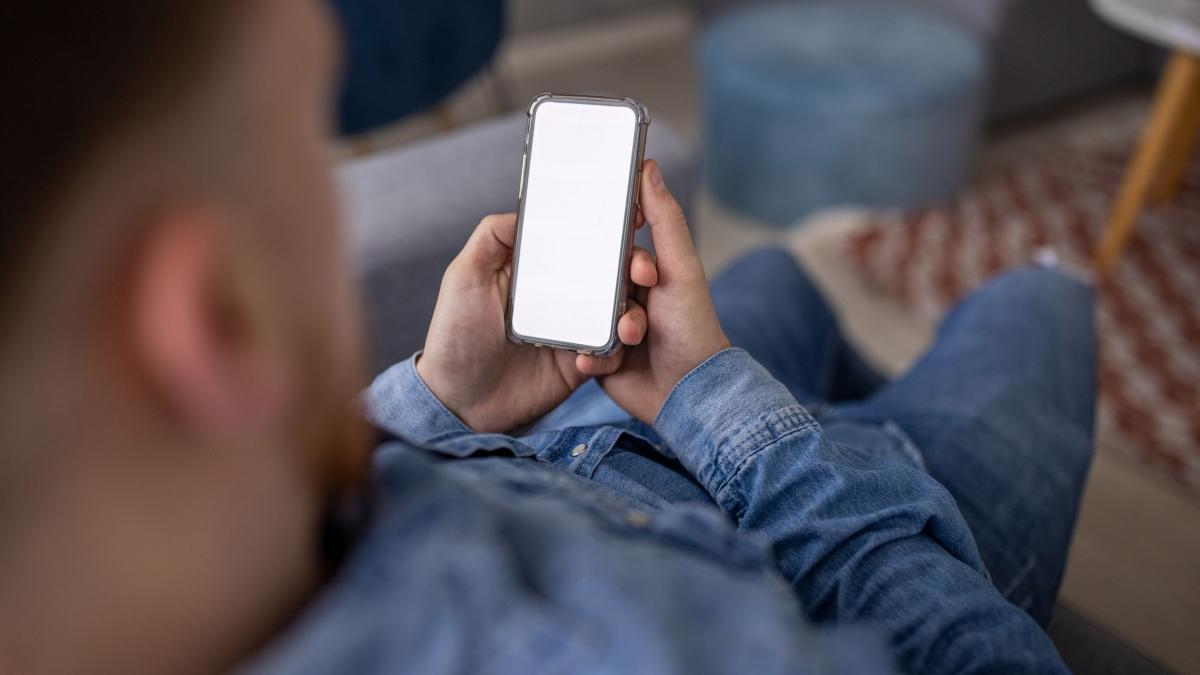 barbat cu telefonul in mana