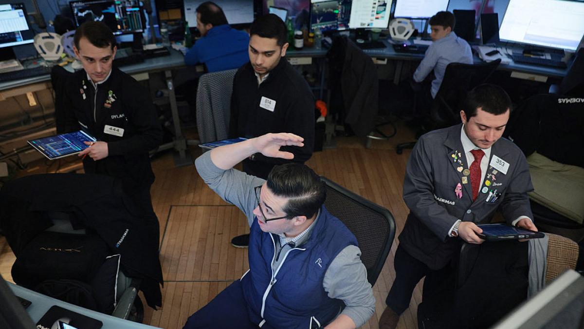 ceva neobisnuit se intampla pe wall street indicatorul de panica a crescut desi actiunile au crescut si ele iar asta e bizar