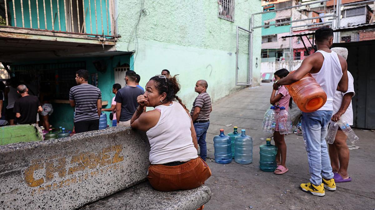 in venezuela trei luni de salariu minim nu valoreaza nici macar un dolar rafturile pot fi pline dar banii nu ajung