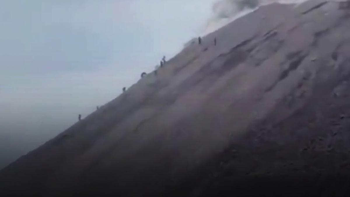 momente de panica pe un vulcan din guatemala turisti surprinsi de eruptie