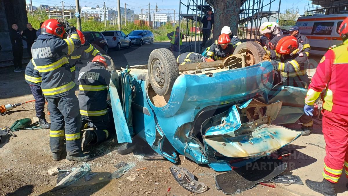 o masina a cazut de pe o pasarela din iasi dupa ce s a ciocnit cu un tir o victima e in stop cardio respirator