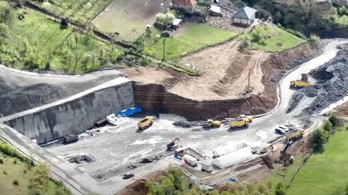 prima strapungere de tunel in carpati pe autostrada sibiu pitesti aproape de realizare pe sectiunea boita cornetu vor fi 7 tuneluri