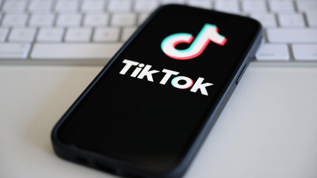 tiktok si visa lanseaza un card de debit pentru creatorii de continut cum functioneaza si ce probleme rezolva