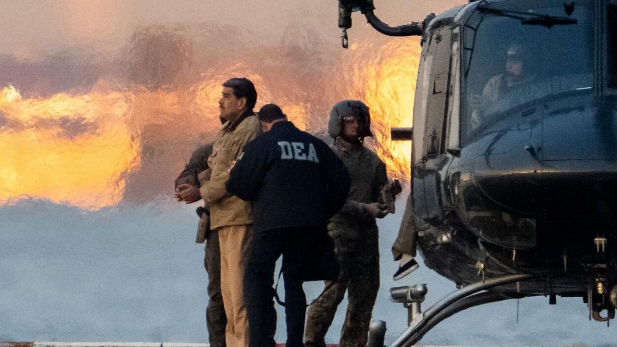 maduro fostul lider al venezuelei dat jos din elicopter si pazit