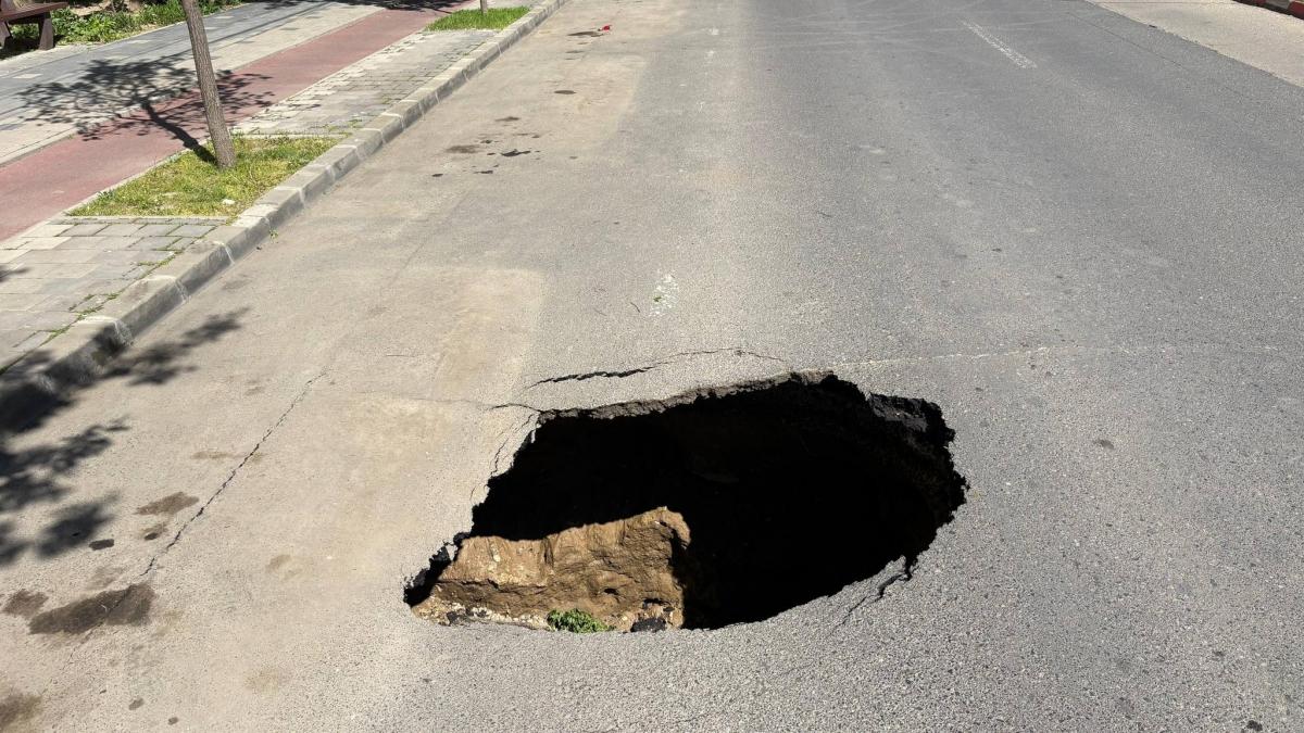 asfaltul s a surpat pe bulevardul unirii din slobozia primarul cauza cea mai probabila este o defectiune la sistemul de canalizare