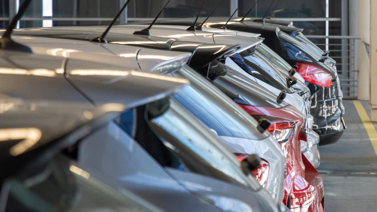 guvernul pregateste un plafon pentru masinile la mana a doua o persoana fizica va putea aduce maximum 2 autovehicule din alte state